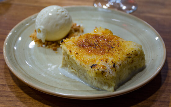 Torrija de pan brioche y helado de mango